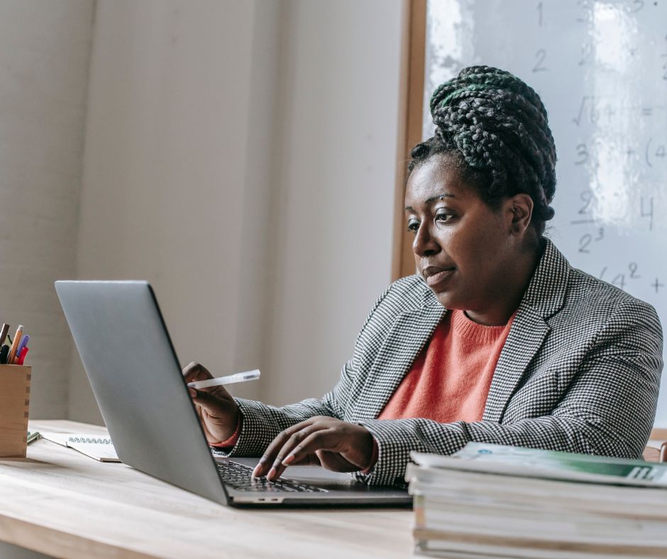 mulher negra digitando no computador