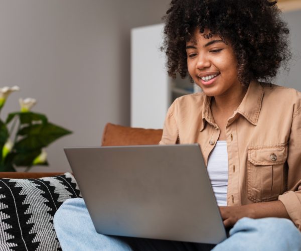 Mulher negra trabalhando no laptop