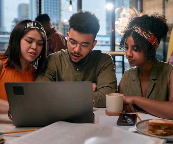 Permanência de pessoas negras e indígenas no mercado de trabalho