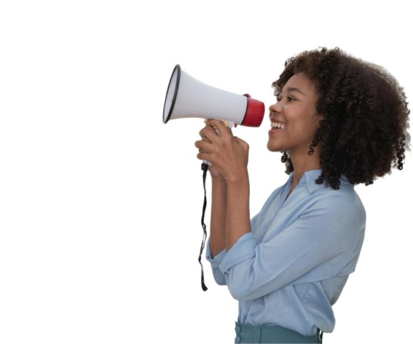 Mulher negra de perfil segurando um mega fone para representar bem o termo code-switching