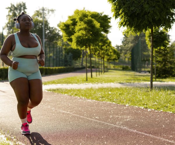 mulher negra correndo na rua